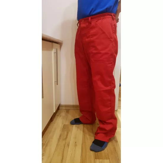 Raudonas darbo kostiumas švarkas ir kelnės 